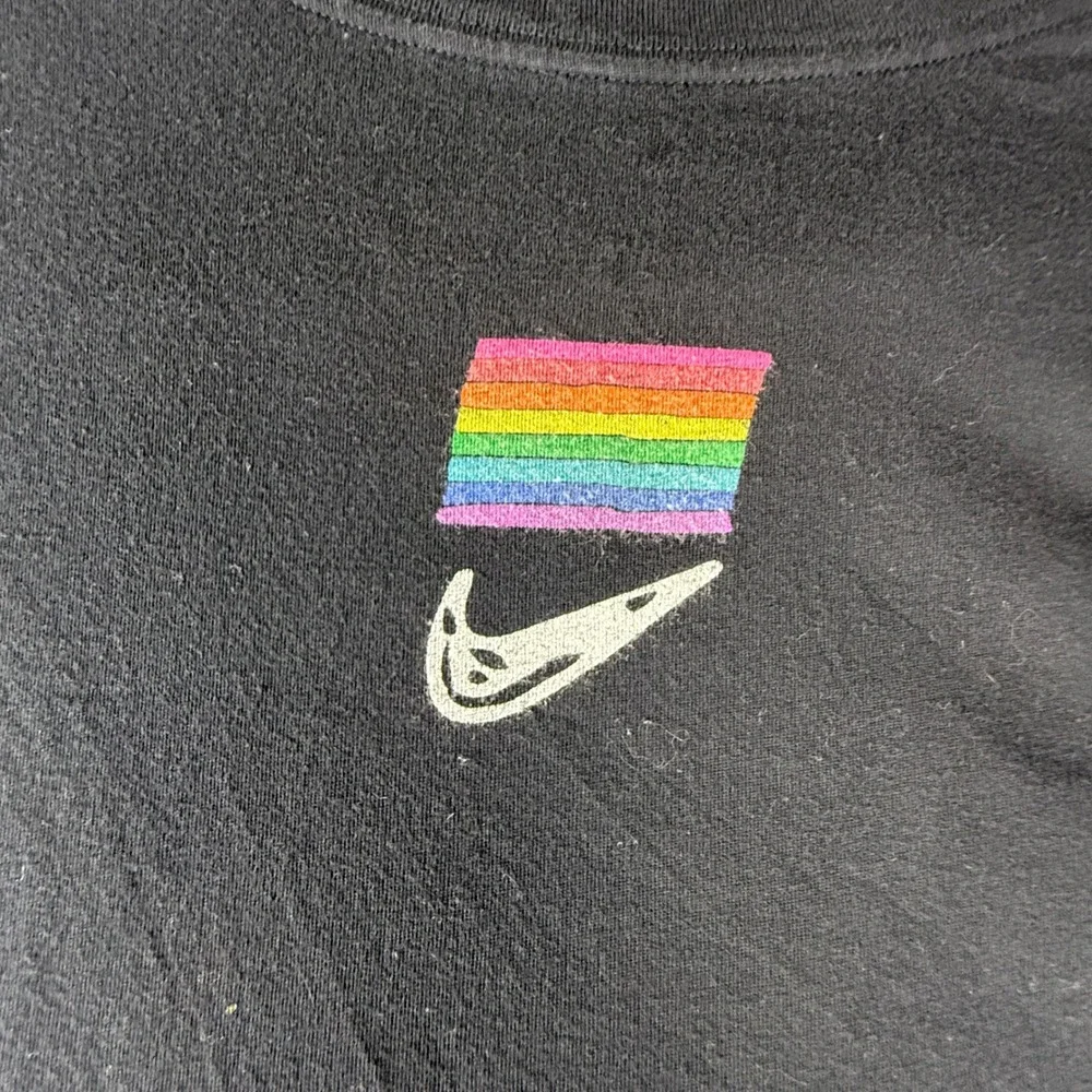 Nike Be True Dri-FIT Graphic T-Shirt Black Pride Love Courage Mens Medium